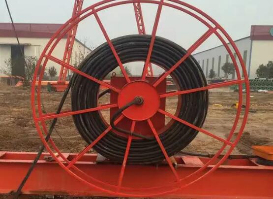 龍門吊的龍門吊電纜卷筒的基本工作原理是什么？